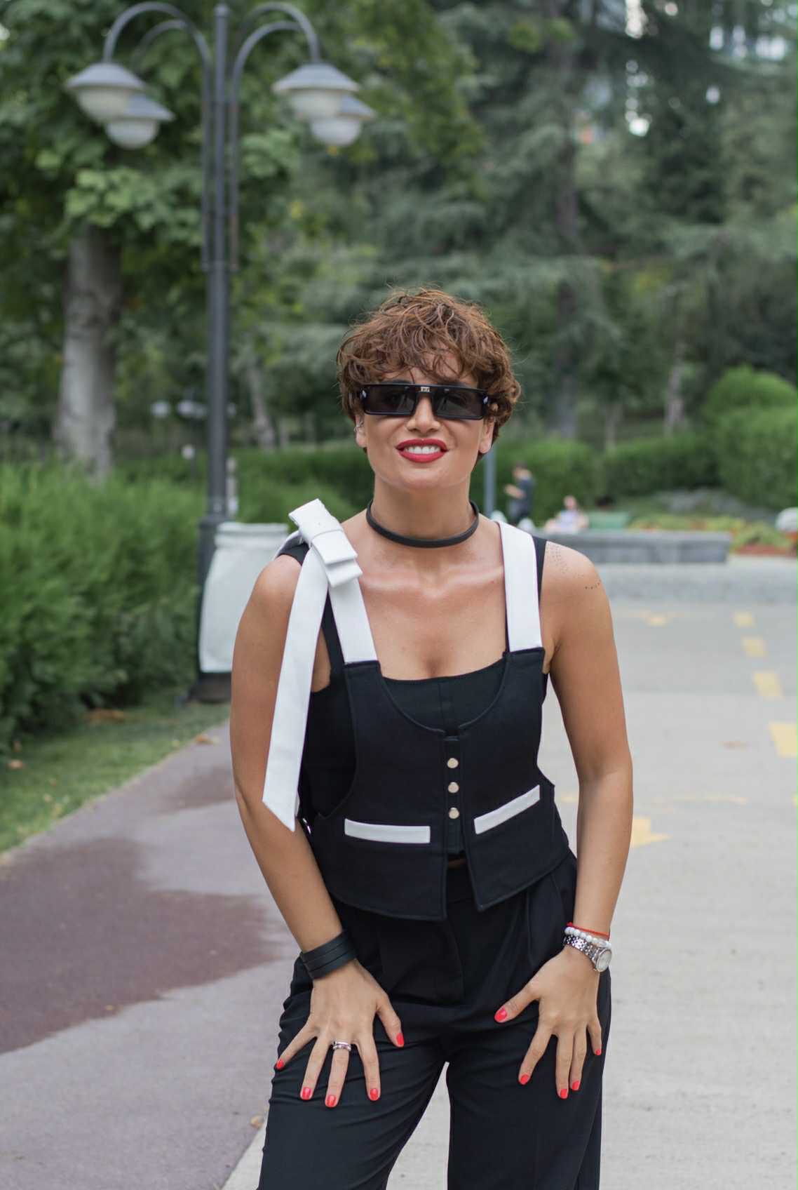 Women's vest with a white bow